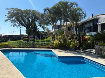 Casa · 416m² · 3 Recámaras · 2 Estacionamientos · Casa con Alberca, Jardín y Bungalow en Rancho Tetela, Cuernavaca