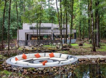 Casa en condominio de 4 habitaciones, Valle de Bravo · Casa Moderna con Entorno Boscoso