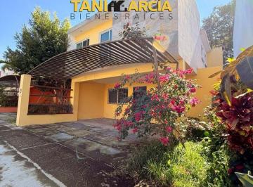 Casa de 3 habitaciones, Córdoba · Vendo Casa Muy Amplia en Fraccionamiento Privado Super Céntrico en Córdoba.
