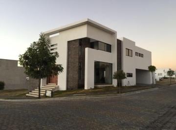 Casa · 400m² · 4 Recámaras · 3 Estacionamientos · Casa en Venta en Esquina en Lomas de Angelopolis II, San Andres Cholula Puebla.