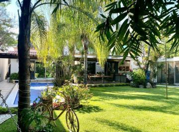 Casa · 378m² · 6 Recámaras · 3 Estacionamientos · Casa en Fraccionamiento en Junto Al Río Temixco - Maz - 2592 - Fr