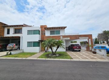 Casa · 320m² · 4 Recámaras · 6 Estacionamientos · Casa - Centro Sur