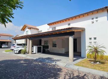 Casa · 330m² · 4 Recámaras · 3 Estacionamientos · Casa - Lomas del Campanario II