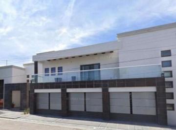 Casa de 5 habitaciones, Torreón · Casa con 900 m² de Superficie de Terreno, 5 Habitaciones en Venta en Torreón