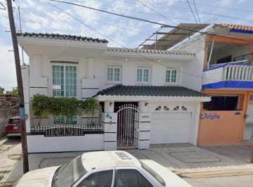 Casa de 4 habitaciones, Poza Rica de Hidalgo · Casa con 135 m² Superficie de Terreno, 4 Habitaciones en Venta en Cazones