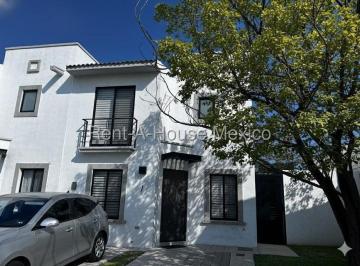 Casa · 116m² · 3 Recámaras · 2 Estacionamientos · Zakia Casa Dentro de Privada en Venta Rah3132