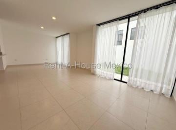 Casa · 205m² · 3 Recámaras · 2 Estacionamientos · Zibatá Casa Dentro de Privada en Venta Rah973
