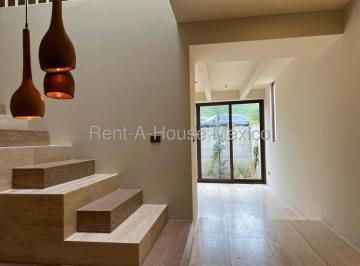 Casa · 248m² · 4 Recámaras · 2 Estacionamientos · Altozano Casa en Esquina en Venta Rah1237