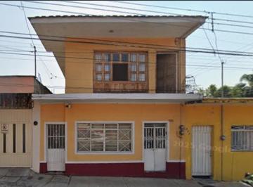 Casa de 3 habitaciones, Orizaba · Casa con 3 Dorm. y 115 m² Superficie de Terreno en Venta, Orizaba Centro