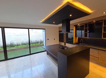 Casa · 260m² · 4 Recámaras · 2 Estacionamientos · Casa en Venta en San Angel