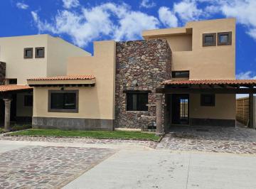 Casa · 260m² · 3 Recámaras · 2 Estacionamientos · Casa Estilo Toscano 2 Niveles, Frente a Ventanas Club de Golf San Miguel