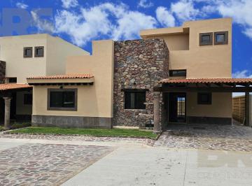 Casa · 450m² · 3 Recámaras · 3 Estacionamientos · Casa en Venta San Miguel de Allende 1 Nivel con Estudio y Terraza - Frente a Ventanas Club de Golf