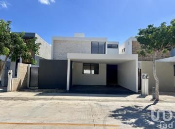 Casa · 252m² · 3 Recámaras · 2 Estacionamientos · Casa en Venta en Privada Zendera, Residencial, con Alberca Amplia, Conkal Yucatan