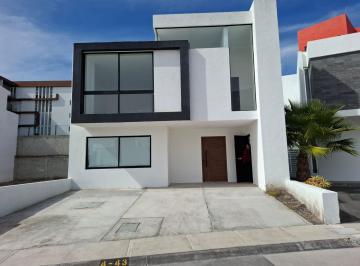 Casa · 218m² · 4 Recámaras · 3 Estacionamientos · Casa en Fraccionamiento Milenio 3a Sección