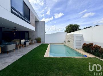 Casa · 320m² · 3 Recámaras · 4 Estacionamientos · Casa en Venta en Privada Parque Natura Equipada con 3 Habitaciones y Doble Altura