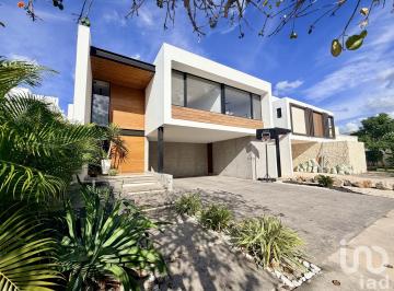 Casa · 320m² · 3 Recámaras · 4 Estacionamientos · Casa en Venta en Privada Parque Natura Equipada con 3 Habitaciones y Doble Altura