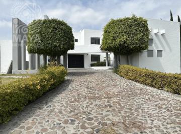 Casa · 456m² · 4 Recámaras · 6 Estacionamientos · Casa en Venta, Precio de Oportunidad, Campanario, Querétaro