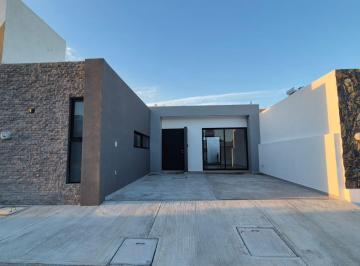 Casa · 115m² · 2 Recámaras · 2 Estacionamientos · Lomas de La Rioja Casa en Venta con Alberca