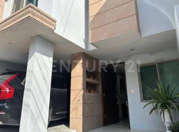 Casa · 323m² · 4 Recámaras · 2 Estacionamientos · Casa en Venta en Col. San Jemo en Monterrey
