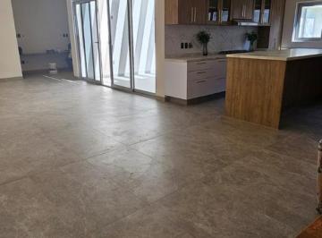 Casa · 400m² · 6 Recámaras · 4 Estacionamientos · Con Amplio Terreno en La Florida