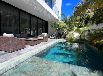 Casa · 3 Recámaras · 2 Estacionamientos · Casa de Lujo en Venta Isla Dorada Cancun - Alberca Privada y Jacuzzi