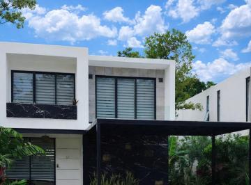 Casa de 4 habitaciones, Solidaridad · Casa con Doble Altura y Alberca Privada en Residencial de Playa del Carmen