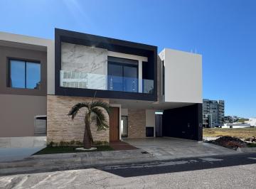 Casa · 332m² · 5 Recámaras · 2 Estacionamientos · Casa con Alberca y Hab en Pb en Venta en Playas del Conchal