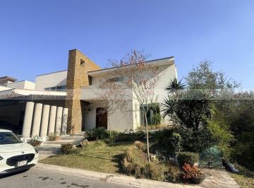 Casa · 882m² · 4 Recámaras · 3 Estacionamientos · Casa en Venta en Sierra Alta