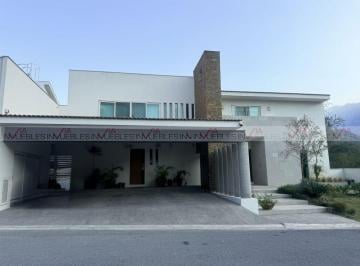 Casa · 882m² · 4 Recámaras · 3 Estacionamientos · Casa en Venta en Sierra Alta