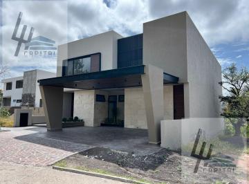 Casa · 5 Recámaras · Casa en Venta en Altozano