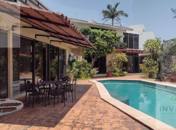 Casa · 798m² · 3 Recámaras · 4 Estacionamientos · Casa Amplia con Alberca y Gimnasio | Fracc. Costa de Oro - Arenque