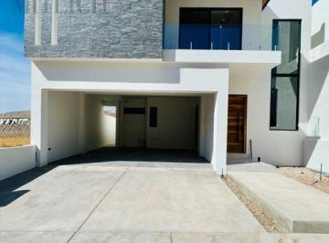 Casa · 308m² · 2 Estacionamientos · Casa en Venta Recámara Planta Baja Fraccionamiento Bosque Real