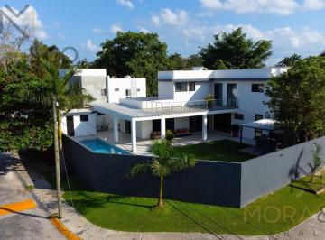Casa · 580m² · 3 Recámaras · 4 Estacionamientos · Amplia Casa en Venta en Esquina, Residencial Campestre