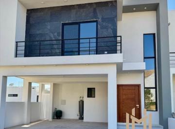 Casa · 230m² · 3 Recámaras · 2 Estacionamientos · Casa en Venta Altozano $5,400,000