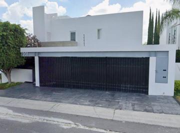 Casa de 5 habitaciones, Querétaro · Casa en Jurica Queretaro, con Jardin, 5 Recamaras, 3 Estacionamientos, Cerca de Centro Comercial