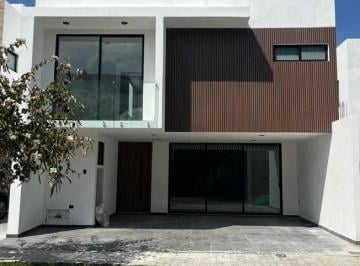 Casa · 248m² · 3 Recámaras · 2 Estacionamientos · Casa en Venta en Lomas de Angelopolis III Cluster con Alberca
