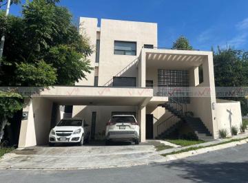 Casa · 391m² · 3 Recámaras · 2 Estacionamientos · Casa en Venta en Santiago