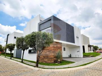 1 · Casa en Venta en Esquina en Lomas de Angelopolis, Parque Berna