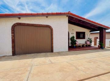 Casa de 3 habitaciones, Ensenada · Casa Amueblada en Ensenada con Vista Al Mar y Jacuzzi