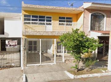 Casa de 3 habitaciones, Guadalajara · Casa a 2 Av Circunvalación Oblatos en La Col Monumental