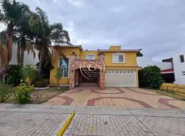 Casa · 750m² · 5 Recámaras · 5 Estacionamientos · Casa en Venta Alamo Contry Club Celaya