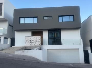 Casa · 692m² · 4 Recámaras · 4 Estacionamientos · Se Vende Casa en Fraccionamiento Bosques de San Francisco