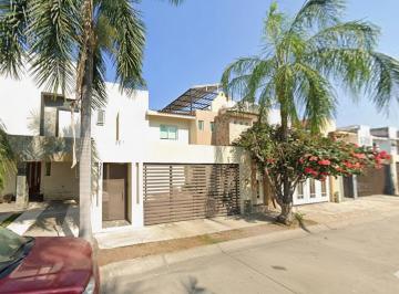 Casa de 3 habitaciones, Puerto Vallarta · Casa con 160 m² Superficie de Terreno y 3 Recámaras en Venta en Unidad Habitacional Fovissste 100