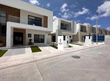 Casa de 3 habitaciones, Querétaro · Casa Venta Nuevo Refugio con Estudio, Sala de Tv, 3 Recámaras, Baño en Cada Recamara.