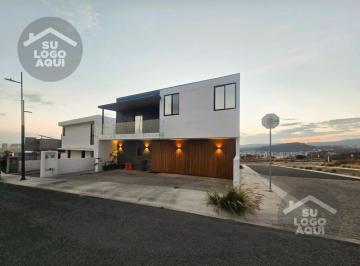 Casa · 390m² · 4 Recámaras · 4 Estacionamientos · Casa - Lomas de Juriquilla