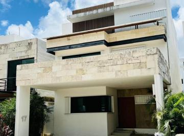 Casa · 4 Recámaras · 2 Estacionamientos · Venta de Casa, Av Huayacán, Cancún