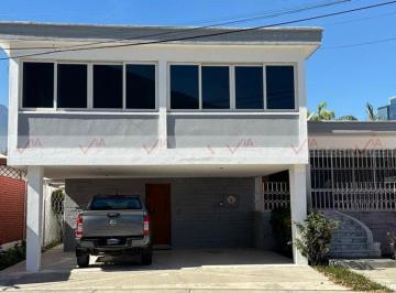 Casa · 468m² · 3 Recámaras · 5 Estacionamientos · Casa en Venta en Contry