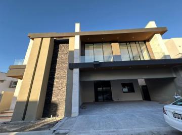 Casa · 809m² · 4 Estacionamientos · Casa en Residencial y Club de Golf La Herradura Etapa B
