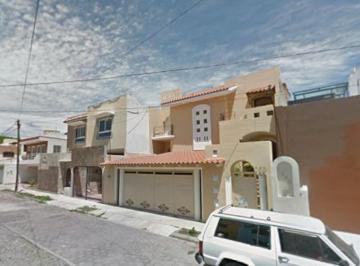 Casa de 4 habitaciones, Colima · Casa con 4 Recámaras en Venta, 200 m² Terreno, Jardines Vista Hermosa