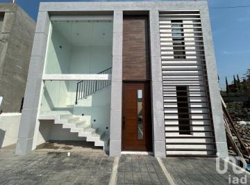 Casa · 130m² · 3 Recámaras · 2 Estacionamientos · Casa en Condominio con Alberca a un Lado de Burgos